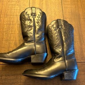Ariat 15701 women’s black leather western cowgirl/ cowboy boots mid calf. 6.5 B